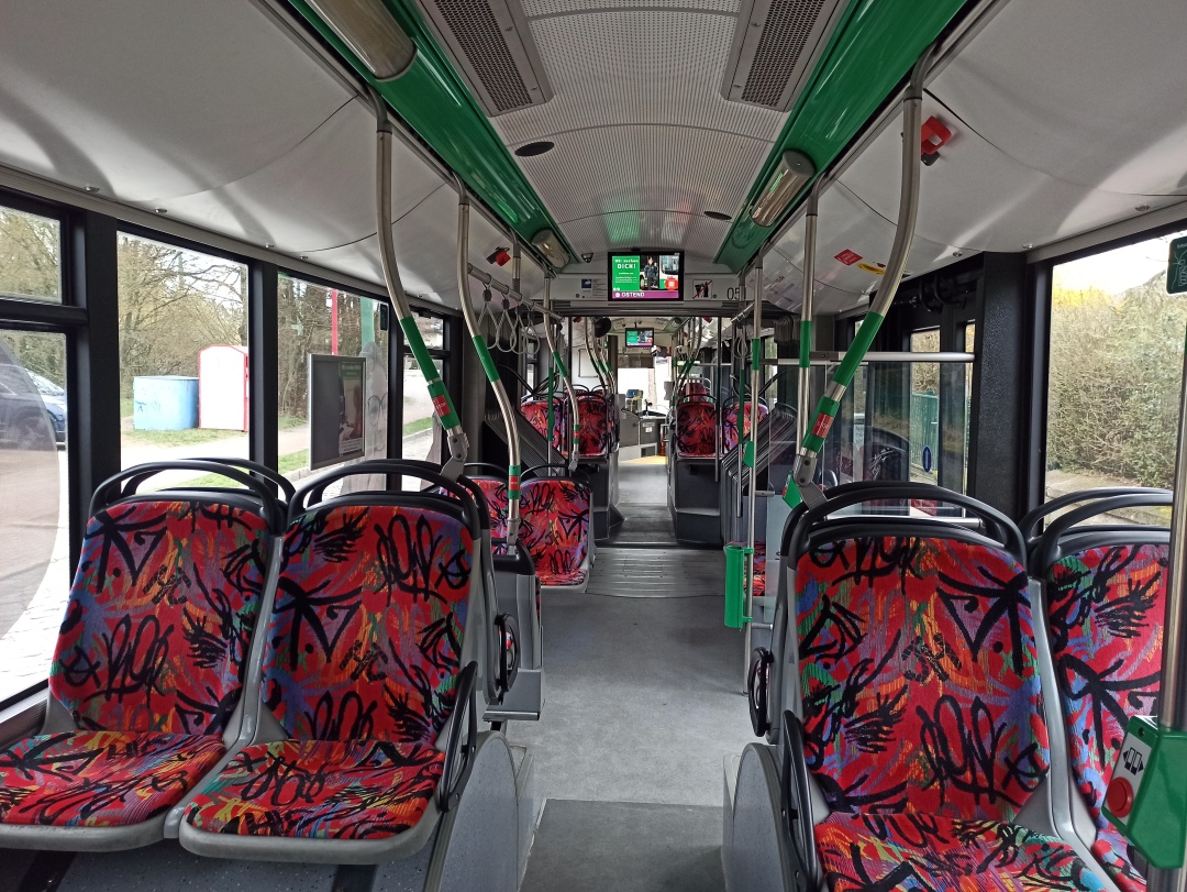 Gelenkobus Nr. 051 vom polnischen Typ Solaris Trollino 18 AC - Innenansicht von hinten nach vorn